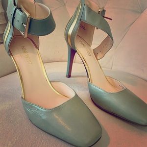 Nine West green shoes with gold trim